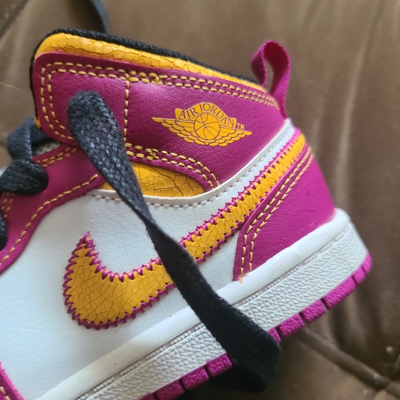 Kids Jordan Familia Size 9C - Picture 7 of 9